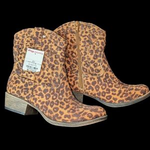 Coconut by Matisse Leopard print boots sz 6.5